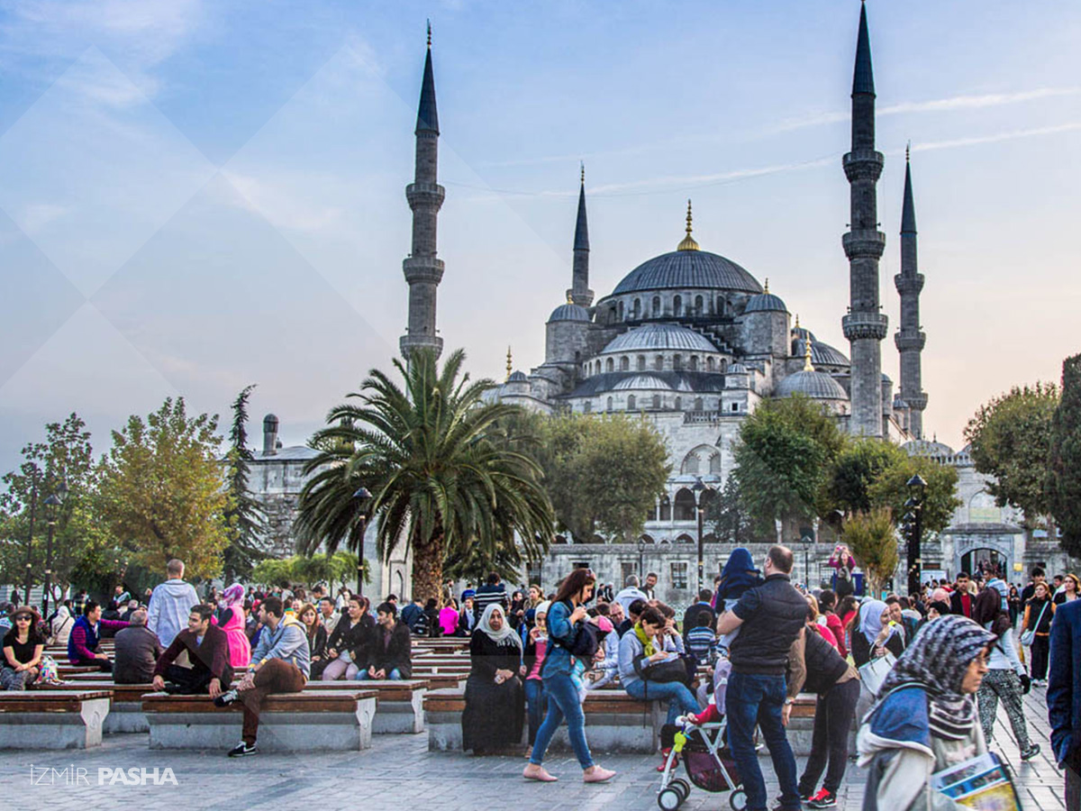 افراد زیادی که بعنوان توریست برای مهاجرت در استانبول ترکیه هستند